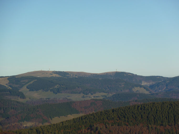 Belchen im Schwarzwald Aussicht zum Feldberg mit Aussichtsturm