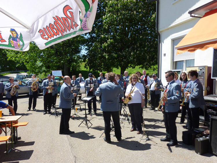 Musikverein Gersbach spielt zur Neueröffnung des Dorfladens in Gersbach im Schwarzwald