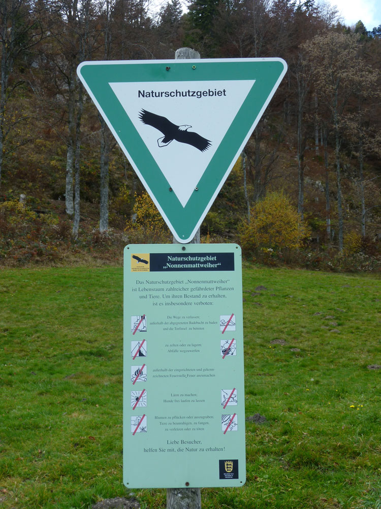 Schild Naturschutzgebiet Nonnenmattweiher im Schwarzwald