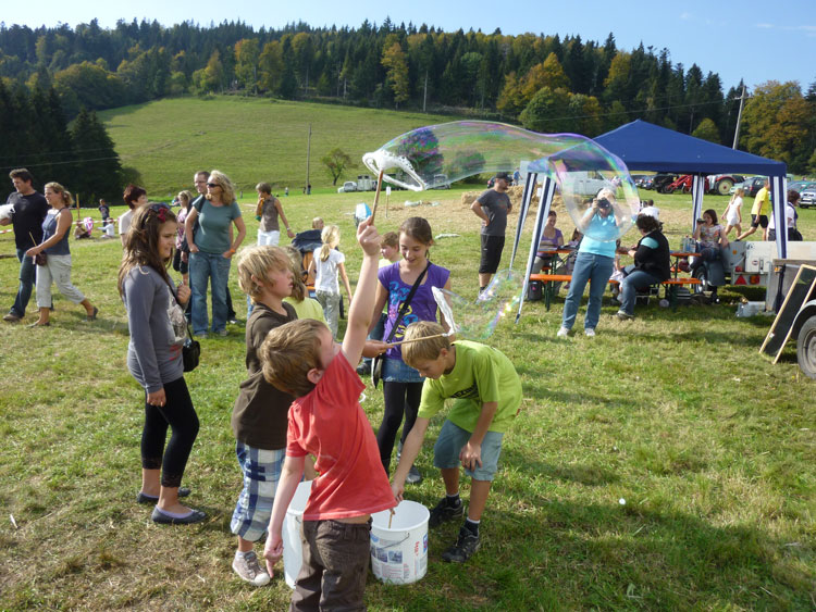 Kinder machen Riesenseifenblasen