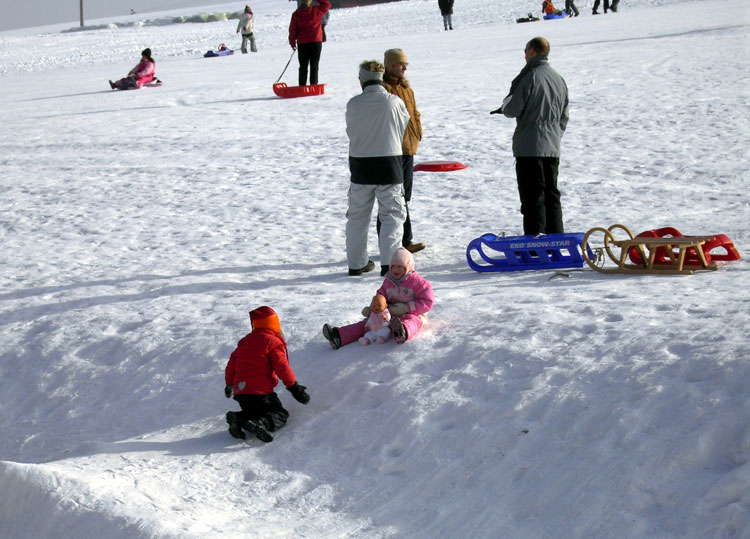 Schwarzwald Kinder beim Puppenspielen im Schnee