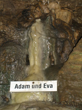 Tropfsteine Adam und Eva in der Erdmannshöhle Hasel